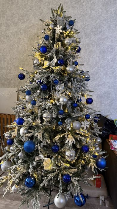 Елка с игрушками и гриляндами