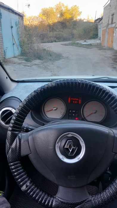 Рено сандеро  автомобиль