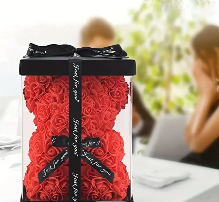 Ursuleț din trandafiri roșii – cadoul perfect pentru persoana iubită