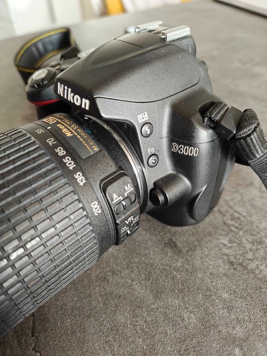 Nikon D3000 DSLR с два обектива (18-55mm и 55-200mm VR) + чанта, батерия и зарядно