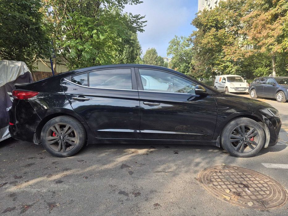 De vanzare Hyundai Elantra 1.6 MPi Highway 2017 Benzina Manuala culoare negru | Unic Proprietar | 2 Seturi Jante + Anvelope