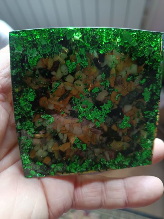 Vând piramidă din rășină epoxidică cu decor pești