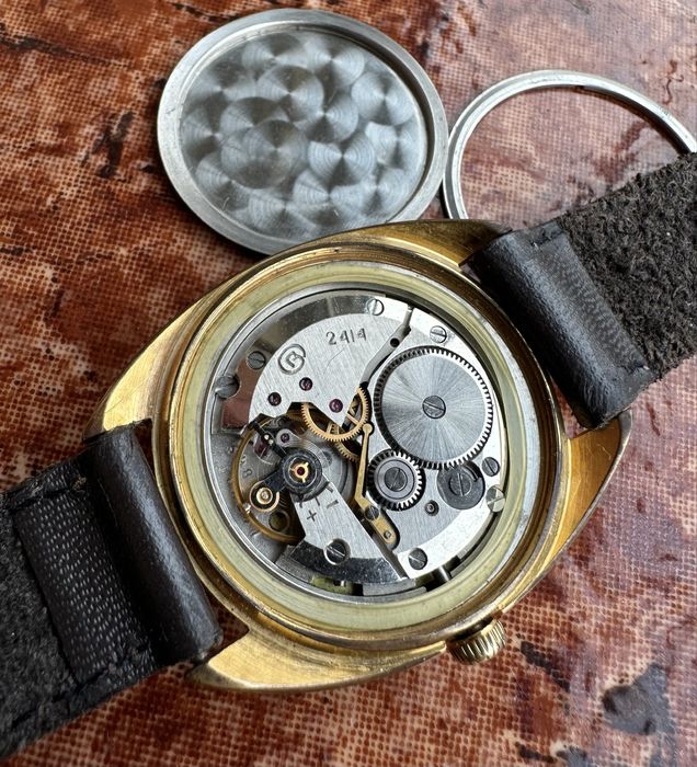 Сьветски механичен позлатен аи 10 часовник Восток,70 години