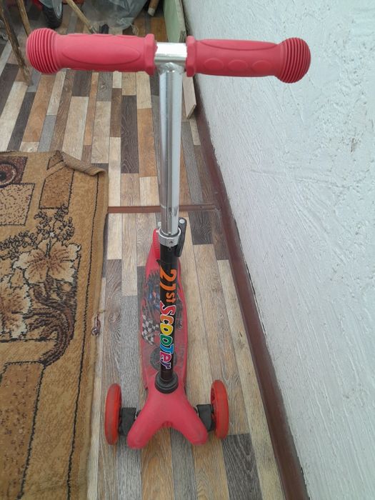 Самокат детский красный