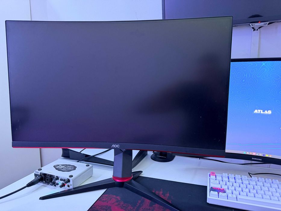 Monitor gaming curbat AOC 27” 240Hz – stare perfectă
