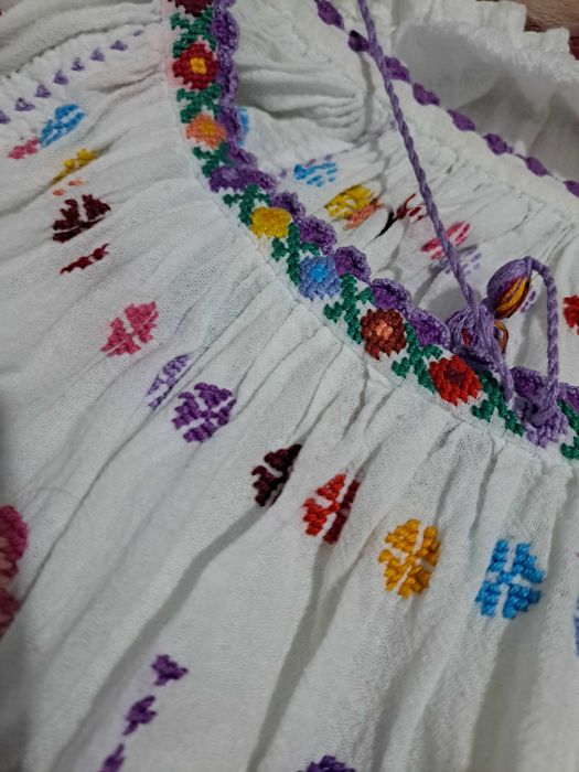 Costum popular autentic cusut manual