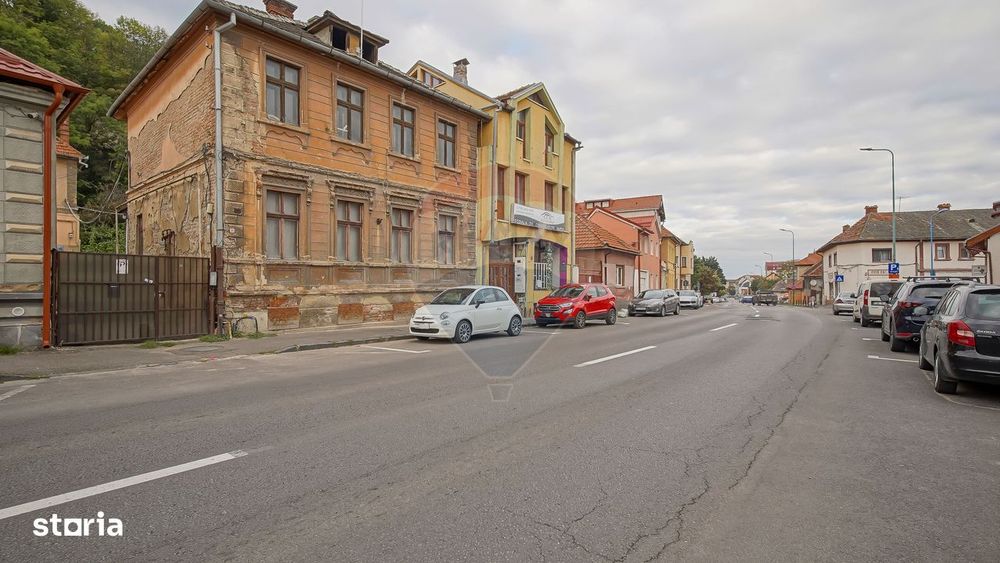 Vilă pe str Alexandru Ioan Cuza, 10 camere, S + P + E, teren 282 mp