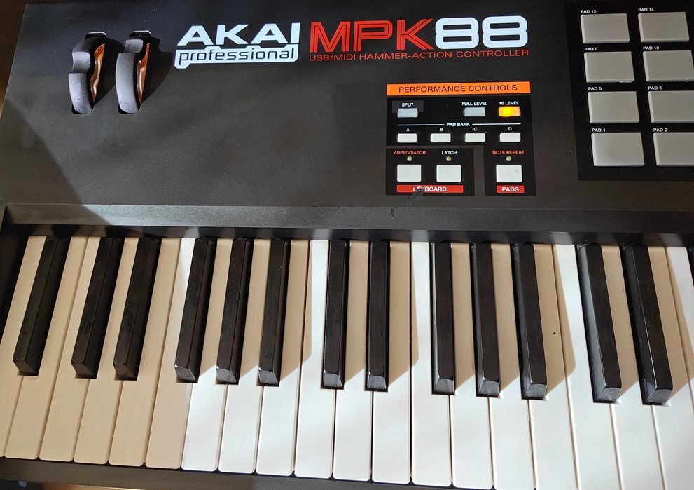 Продавам: Akai Professional MPK88 Keyboard Controller