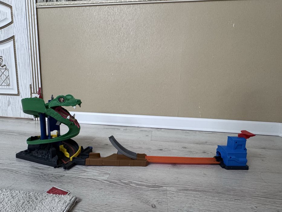 Трасса “Hot Wheels” со змеей