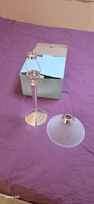 Ношна лампа работи със свещт