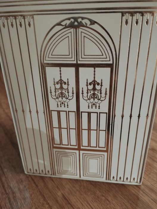 Духи с арабских эмиратов,запах потрясающий,раскрывается в три этапа