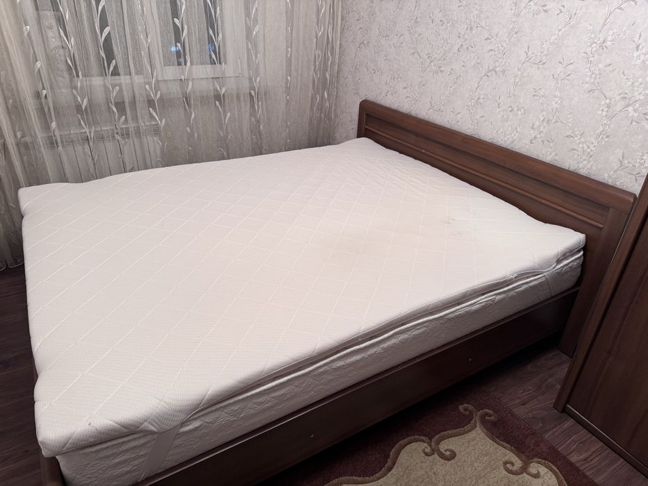Двуспальная кровать с матрасом