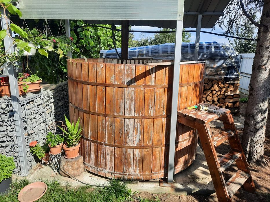 Vând ciubăr din lemn cu incalzire pe lemne(sobă), diametru 220 cm, inaltime 146 cm, capacitate 6 pers.Predare in Nicolae Balcescu Bacau.Tel 0751902048