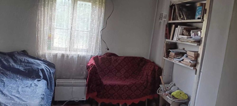 Къща на два етажа с гараж, и 1.5 дка двор в с. Баурене, обл. Враца.