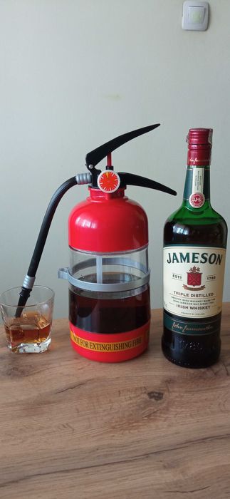 Диспенсер  1,5л.Подходящ за спиртни напитки,сокове и вино.