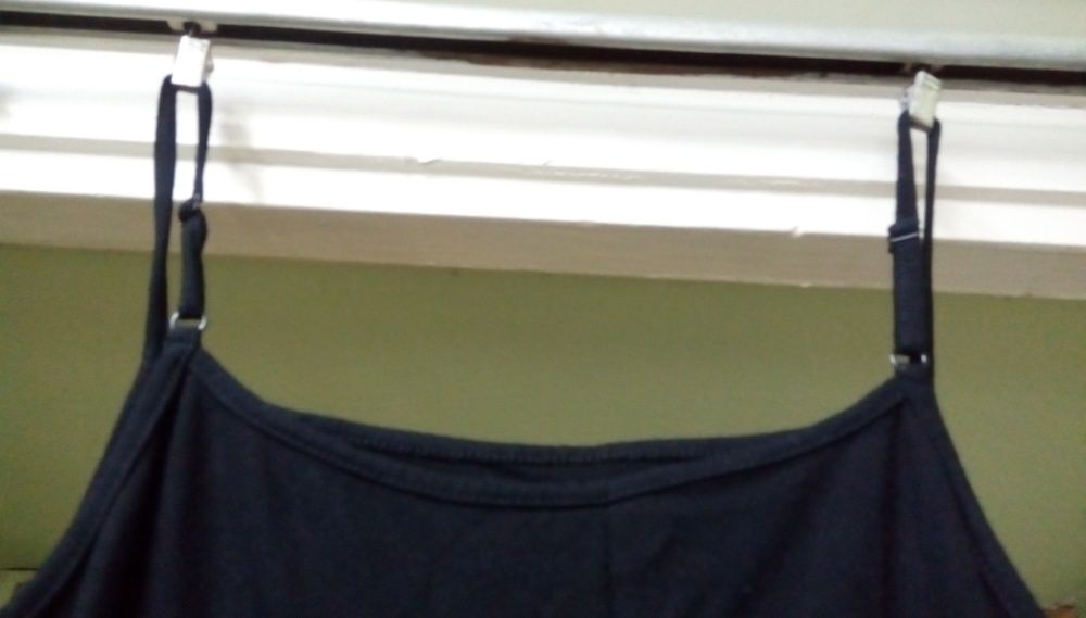 Черна лятна рокля с тънки презрамки и синя апликация