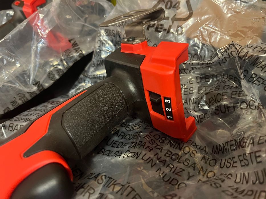 Без батерии - Безчетков Milwaukee комплект M18BLPP2A2-502X Две батерии