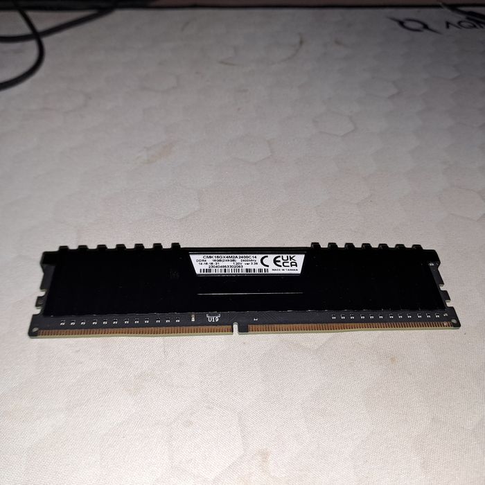 Memorii RAM - 8 GB (1x8) DDR4 2400 MHZ . 8 GB (1x8) DDR3 1600 MHZ.