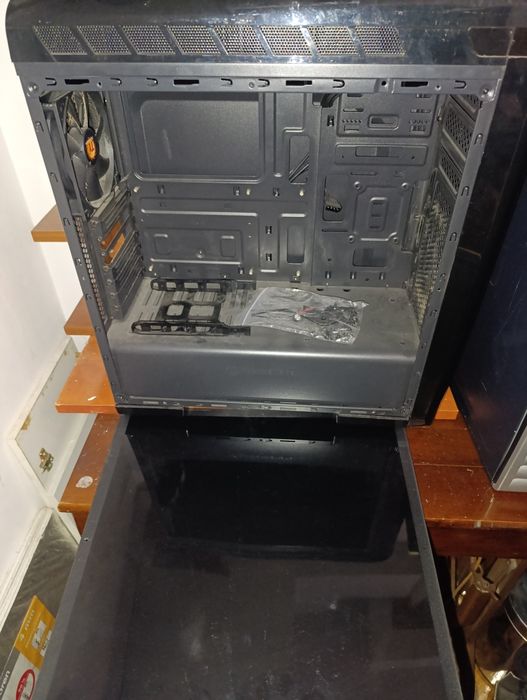 Vând carcase / case  PC