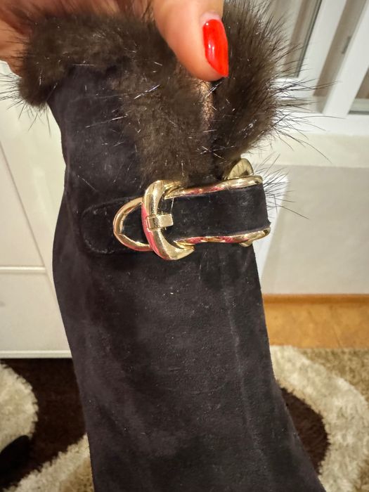 Боти от естествен велур с косъм от норка.