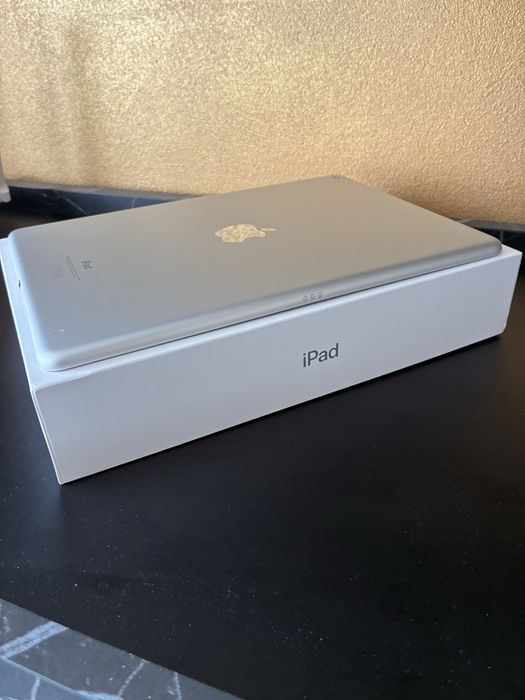 Apple Ipad 9th Gen 2023 10.2", 64GB, Wi-fi, като нов,комплект