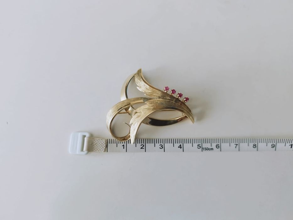 Veche brose din aur de 14k 585, cu pietre rosii (rubine), copii