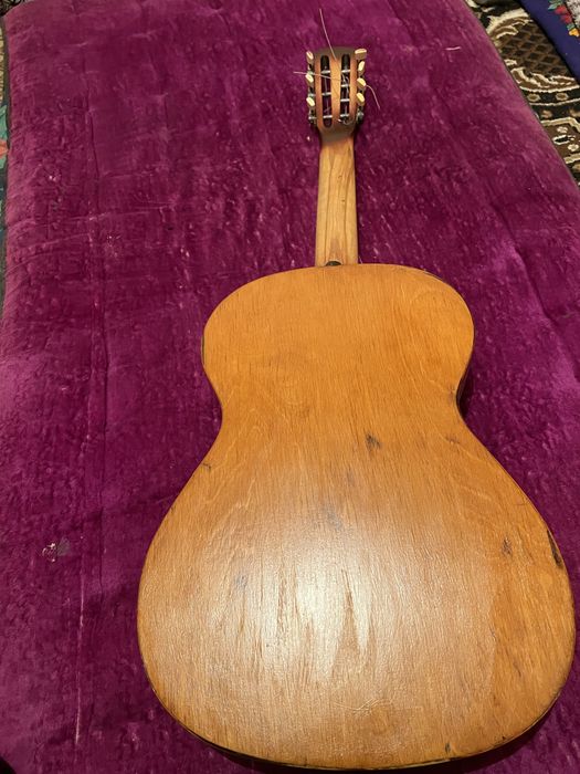 gitara holati zor srocna sotiladi 50$