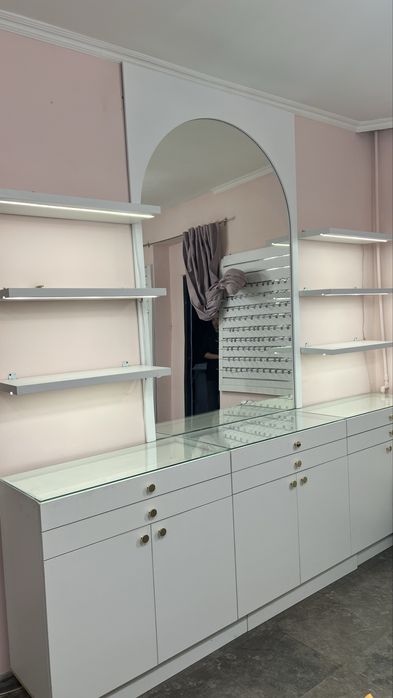 Продается комод в торговый зал