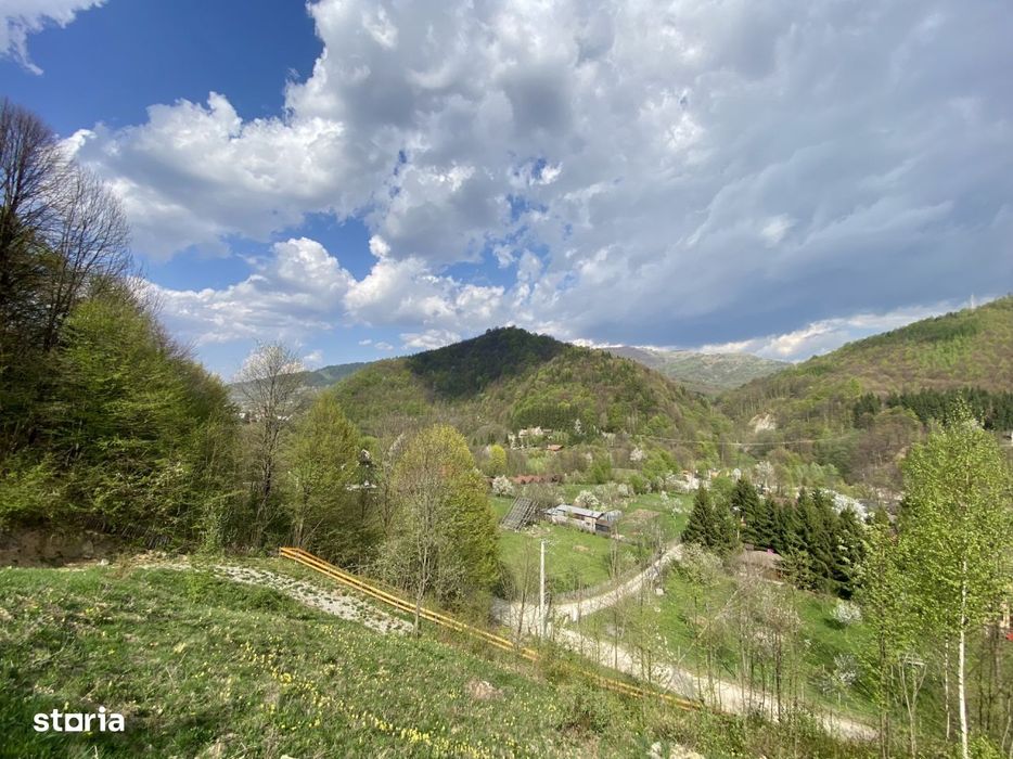 Teren vedere panoramica lacul Paltinu si dealuri in Valea Doftanei