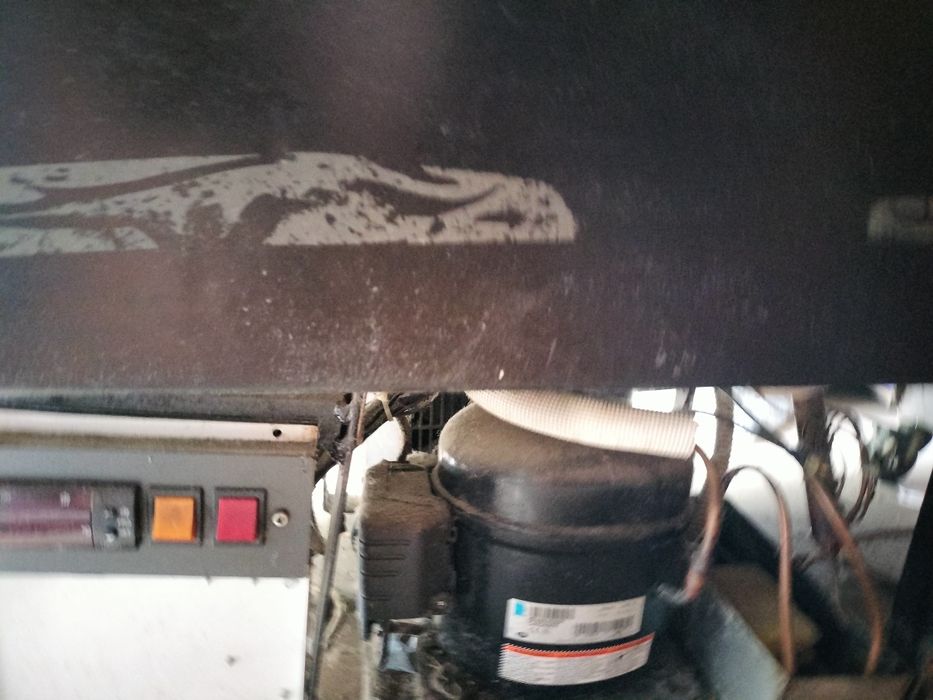 Vând vitrina frigorifica orizontala prajituri