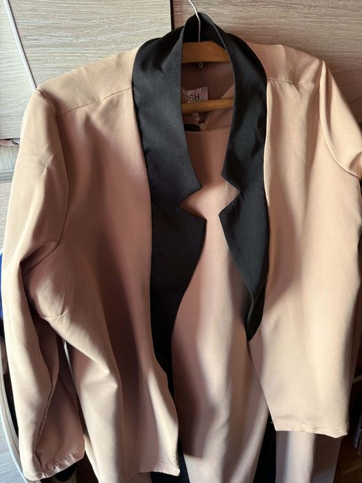 Costum Damă Elegant 2 Piese (Sacou + Rochie) – Bej cu Negru