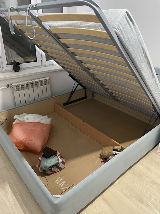 Спальный кроват