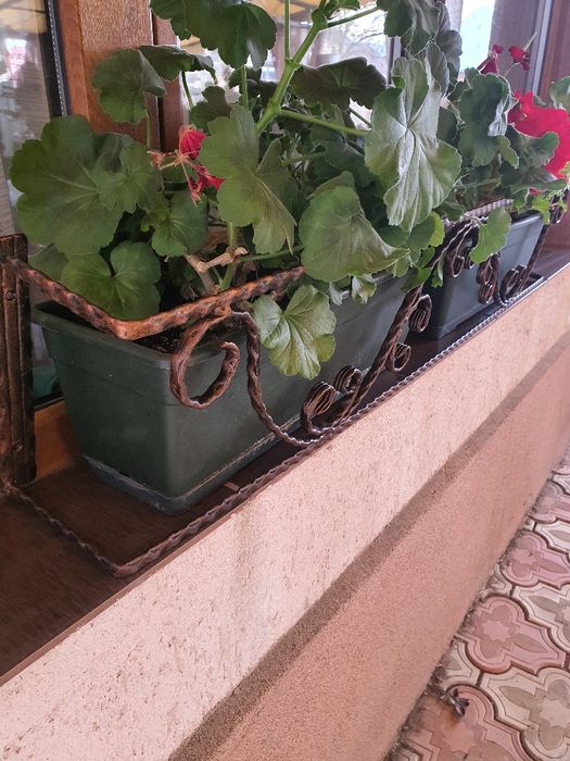Arta din fier forjat pentru flori , suporti de flori pentru ferestre