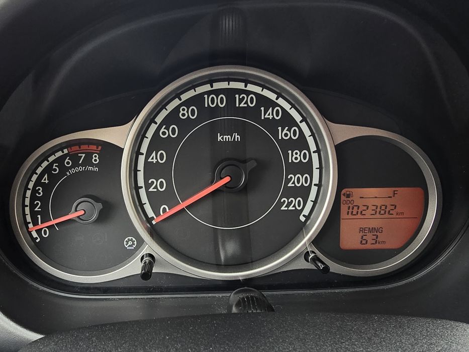 Mazda 2 От Германия 102000км.4цилиндъра. 4врати.Навигация