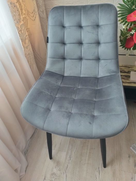 Scaune tapitate sunt noi  4 bucati