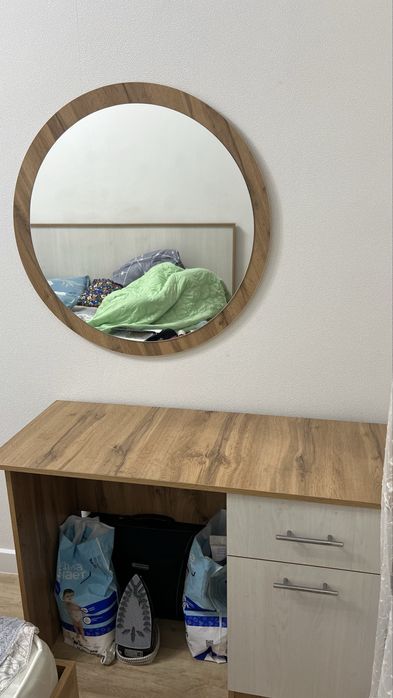 Продам туалетный столик с зеркалом из дерева