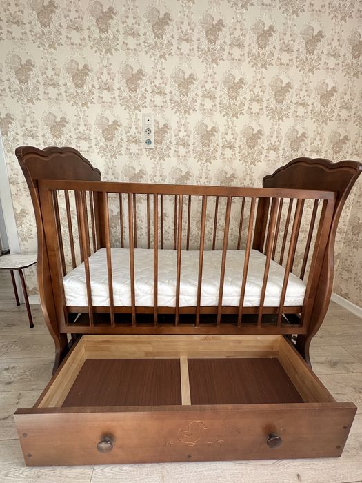 Манеж из дерева с ящиком