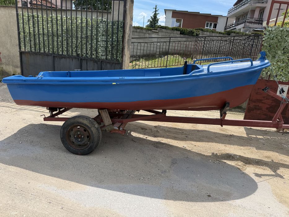 Продавм лодка дълга 3,80