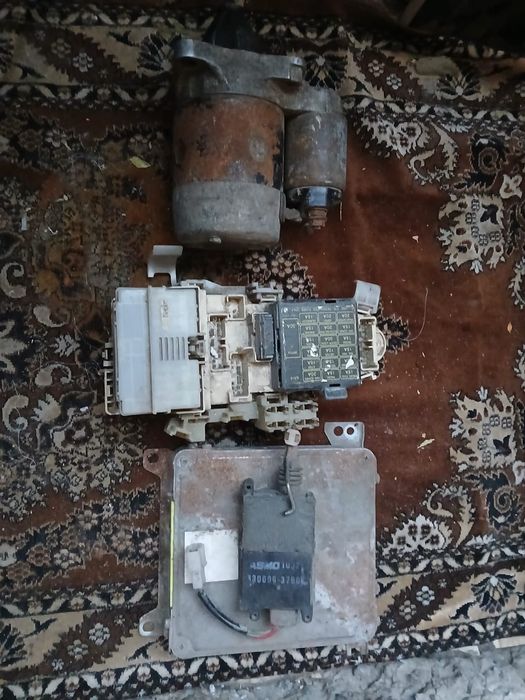 Продается запчасти на Мазду 626