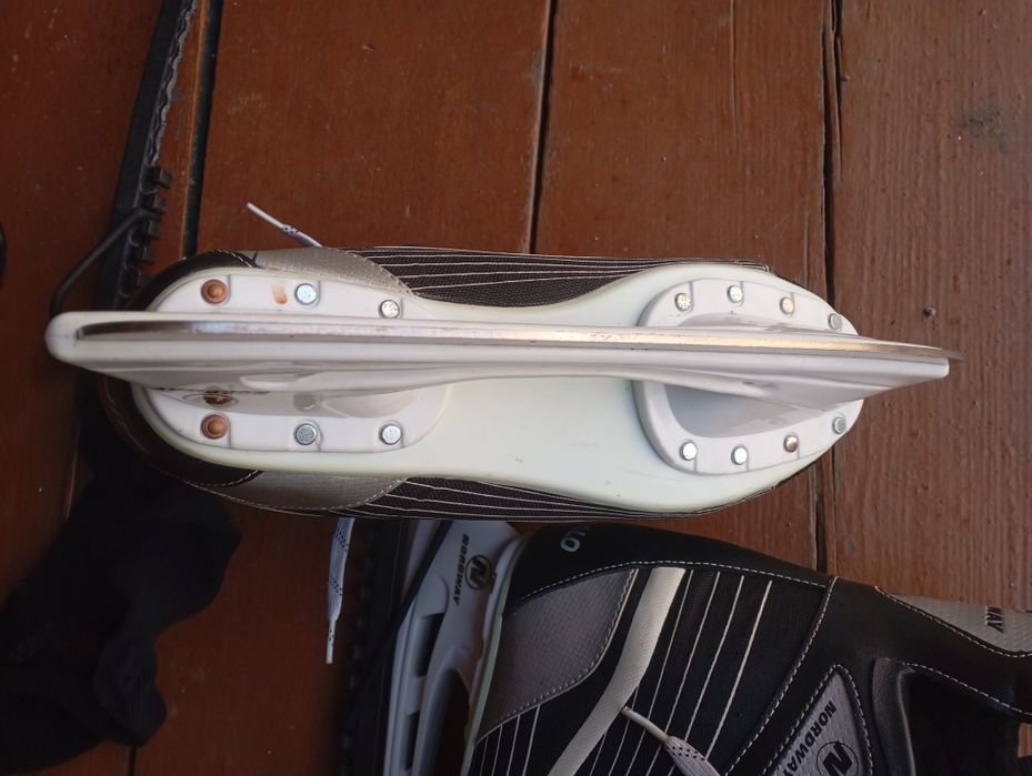 Продам хоккейные коньки