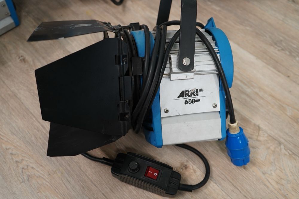Студинный свет Arri, Logocam