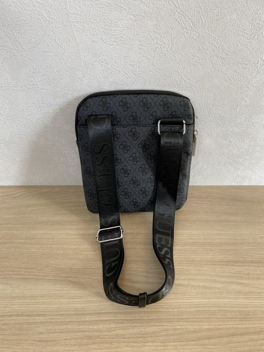 Продам GUESS барсетку.