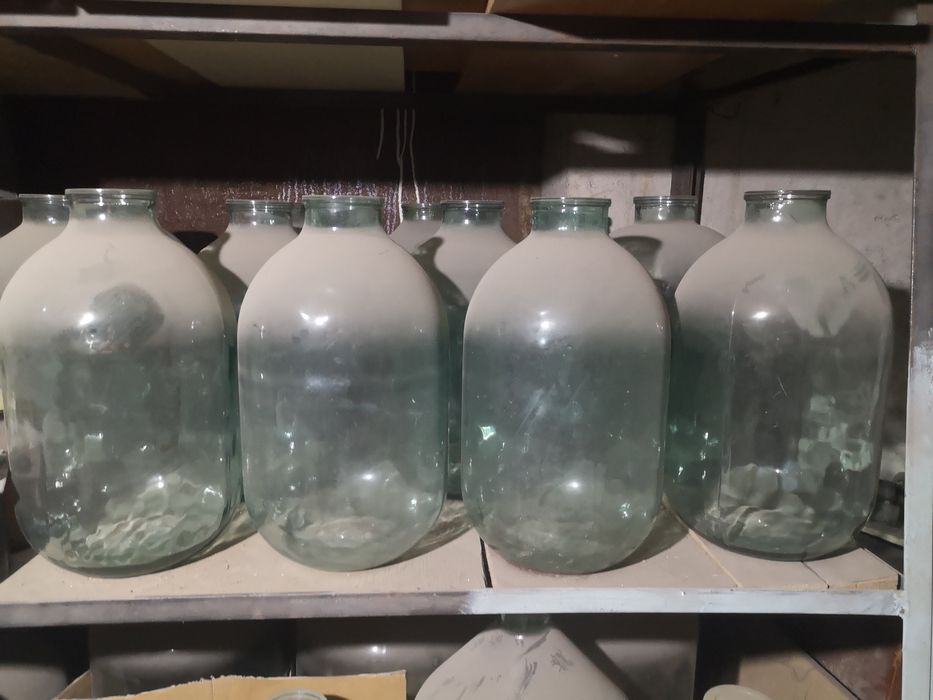 Продам бутыли 20 литровые и 10 литровые. .