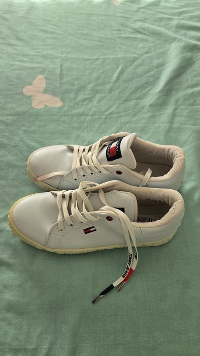 Vand adidasi tommy hilfiger purtati