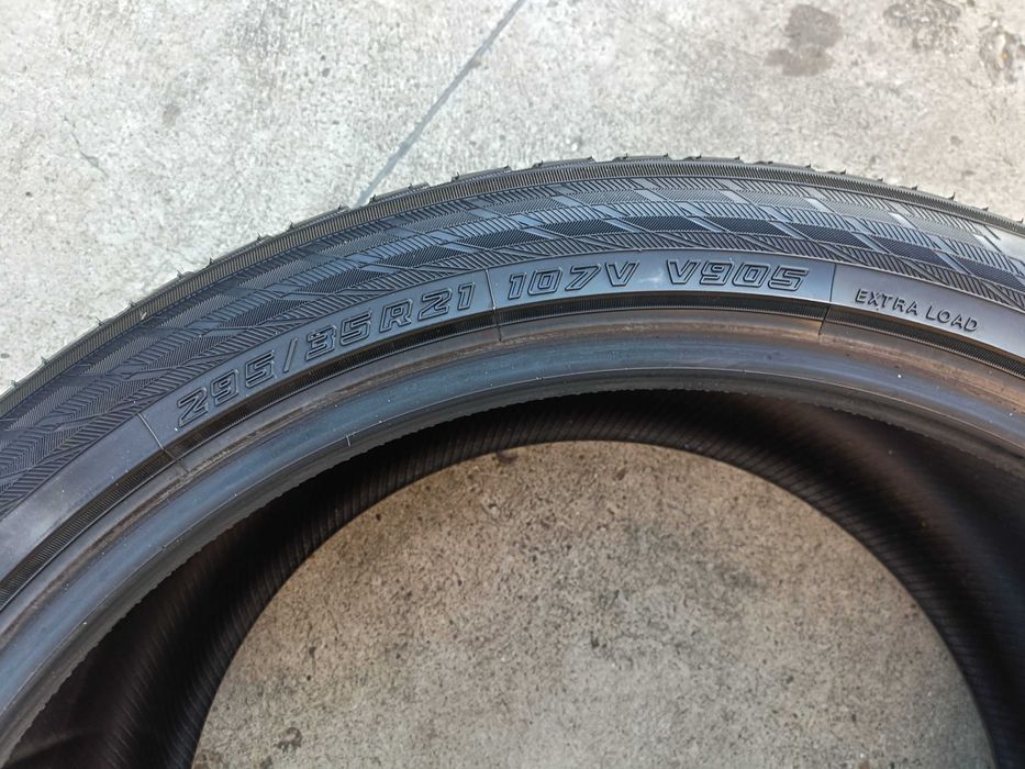 O anvelopa de iarna 295 35 21 Yokohama BluEarth Winter 7,3 mm