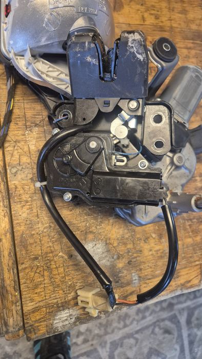 Трети Стоп,Брава Багажник,Механизъм задна чистачка на Тойота АвенсиТ25