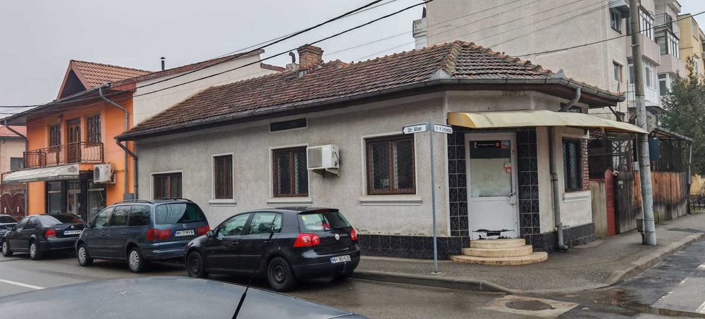 Case de vanzare pe str. Eminescu colt cu Alion