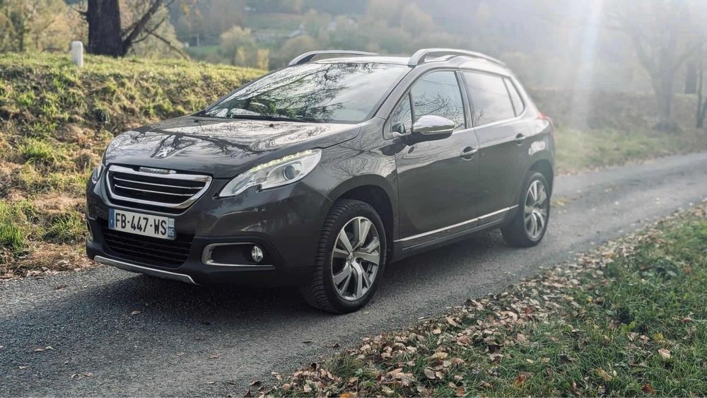 Peugeot 2008 PureTech Panoramic . Masina are numere rosii