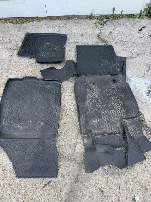 Продам а/ные коврики для Дастэр