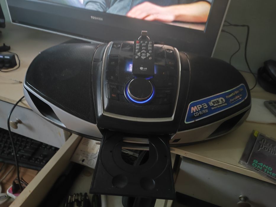 Продам магнитофон радио,сд,юсб